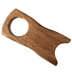 Soporte de mesa para Cuerno Vikingo. Este soporte realizado en madera será el complemento perfecto para tu Cuerno Vikingo. El soporte está realizado de forma artesanal y tienes unas medidas aproximadas de 17 x 8 cm.