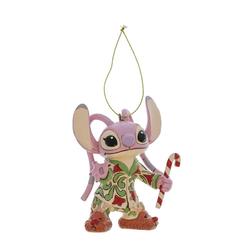 La ternura de Angel llena de magia tu árbol con este encantador adorno navideño. Vestida con sus pijamas festivos y con la emoción de descubrir los regalos de Santa, esta figura colgante de 9 cm