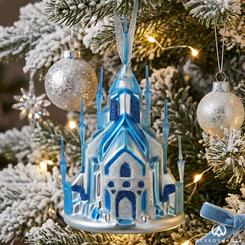 Adorno castillo Frozen para árbol de Navidad. Hay piezas que no solo decoran, sino que convierten cualquier rincón en una escena de invierno con brillo propio, y este castillo de hielo lo consigue desde el primer vistazo.