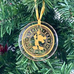Un resplandor dorado llena de encanto tu hogar con el Mickey Clock Ornament, un adorno navideño en cristal transparente que combina la silueta de Mickey Mouse con un delicado diseño de reloj.