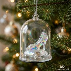 El adorno zapatito de cristal Cenicienta Disney brilla como un instante de cuento atrapado bajo una campana transparente. Su acabado iridiscente convierte una pieza pequeña en un foco de luz capaz de cambiar con cada ángulo.