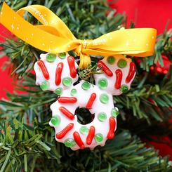 Dale un toque mágico y lleno de diversión a tu árbol de Navidad con el encantador adorno de Mickey Cupcake. Este ornamento navideño no solo agrega un toque de originalidad, sino que también infunde la elegancia