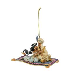 El romance y la magia de Aladdin y Jasmine brillan en este encantador adorno navideño de la colección Disney Traditions by Jim Shore. Con una esculpida detallada y pintado a mano, este colgante de 9 cm