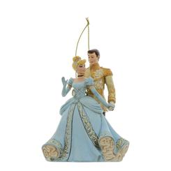 La magia de los cuentos de hadas cobra vida con este elegante adorno de Cenicienta y su Príncipe, parte de la colección Disney Traditions by Jim Shore. Con un diseño cuidadosamente esculpido y pintado a mano