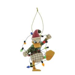 El temperamento de Donald Duck y la magia de la Navidad se combinan en este divertido adorno de la colección Disney Traditions by Jim Shore. Enredado en luces festivas y con su inconfundible expresión
