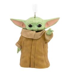 Ternura galáctica para tu árbol con este adorno Grogu, inspirado en The Mandalorian y pensado para lucir impecable temporada tras temporada: su acabado cuidado realza los pliegues del abrigo 