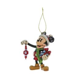 El espíritu navideño de Mickey Mouse ilumina tu árbol con este encantador adorno de la colección Disney Traditions by Jim Shore. Con una sonrisa entrañable y sosteniendo coloridos regalos, esta pieza de 9 cm