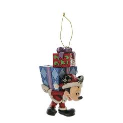 La magia de Disney se viste de fiesta con este encantador adorno de Mickey Mouse, parte de la colección Disney Traditions by Jim Shore. Cargando un montón de regalos a su espalda
