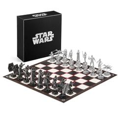 Juego de ajedrez oficial de Star Wars inspirado en la Trilogía Original, con tablero de 47 x 47 cm y 32 piezas de entre 6,4 y 14 cm. Fabricado en PVC, ABS y cartón.