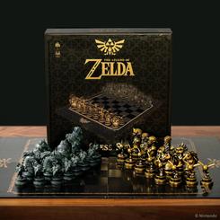 Una épica batalla de ingenio se abre paso sobre un tablero de 40 × 40 cm inspirado en el reino de Hyrule, donde las piezas de bronce dorado encarnan a Link como rey, Zelda como reina, Impa y Epona como alfiles y caballos