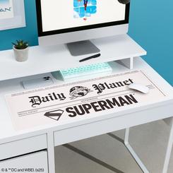 Transforma tu espacio de trabajo en la redacción más célebre de Metropolis con esta alfombrilla de escritorio Daily Planet, un tapete vinílico de 80 cm de largo por 30 cm de ancho que añade un toque icónico de Superman a tu mesa.