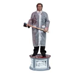 Esta estatua es la representación perfecta de Patrick Bateman, un empresario con una vida llena de secretos, asesinatos y ejecuciones. Cada aspecto de la pieza está salpicado de efectos sangrientos, como si acabara de cometer 