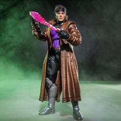 El brillo violeta de la energía cinética rompe la sobriedad del abrigo marrón y convierte a Gambito en una presencia inmediata. La Figura Avengers: Doomsday Marvel Legends Gambit reproduce la apariencia del personaje en la película de Mar