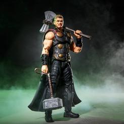El poder del trueno entra en escena con armadura oscura, capa desplegada y dos armas ligadas a sus grandes batallas. La Avengers: Doomsday Marvel Legends Figura Thor representa la apariencia del personaje en la película de Marvel Studios 