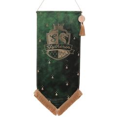 Ambición, elegancia y orgullo de casa en una pieza decorativa que transforma cualquier pared en un rincón de Hogwarts: el banderín colgante Slytherin de Harry Potter luce un acabado premium en tela verde con bordes dorados