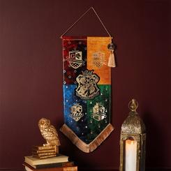 Magia de Hogwarts al completo en una sola pieza decorativa con presencia de colección: el estandarte Casas Hogwarts de Harry Potter (70 x 27 cm) reúne a Gryffindor, Slytherin, Ravenclaw y Hufflepuff