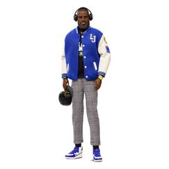 Con una estética audaz y una presencia imponente, la Barbie Signature Doll Fashion Kenbassador LeBron James se presenta como una pieza imprescindible dentro de cualquier colección seria. 