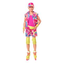 Presentamos al inigualable Ken, el patinador en línea. Este muñeco coleccionable es un auténtico amante del patinaje y está vestido con un conjunto de estilo retro que rinde homenaje a la película de Barbie.