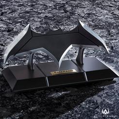 ¡Descubre el poder y la precisión del legendario Batarang lanzado por Bruce Wayne en la épica película Justice League de 2017! Esta réplica oficial es una verdadera obra maestra fabricada con aluminio a presión, lo que garantiza su resistencia