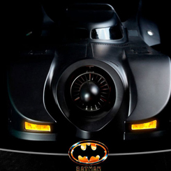 ¡No hay nada más icónico en el universo de Batman que el legendario Batmobile! Como el medio de transporte principal de Batman, este vehículo es uno de los componentes más intimidantes de su vasto arsenal, 