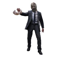 Adéntrate en el lado más oscuro de Gotham con la figura de acción Scarecrow 2.0 a escala 1/6, inspirada en Batman Begins. Esta espectacular pieza de colección, con una altura aproximada de 30 cm