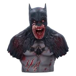 ¡Sumérgete en la oscuridad con el increíble Busto de Batman DCeased! En este mundo infectado por el caos, el Caballero Oscuro ha sucumbido a la plaga y se ha convertido en un temible zombie.