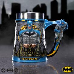 Brutal Jarra de Cerveza de Batman The Caped Crusader. Esta preciosa obra de arte está realizada en acero inoxidable y resina con una capacidad 600 ml, con unas dimensiones aproximadas de 14 x 16 x 10,4 cm.