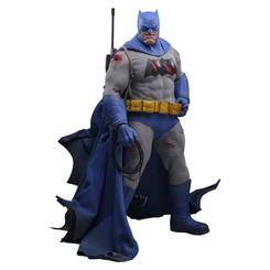 El Batman más duro y humano de Frank Miller llega a tu vitrina con una presencia que impone: la figura Batman 1/6 Hot Toys The Dark Knight Returns Battle Damaged celebra el 40º aniversario 