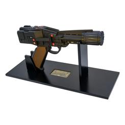 La elegancia futurista de Battlestar Galactica cobra vida en esta réplica a escala 1:1 del Colonial Blaster, cuidadosamente modelada en 3D para corregir asimetrías y restaurar cada detalle con precisión