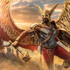 Con sus grandes alas doradas y rojas abiertas de su traje, formadas por múltiples barras que simulan sus plumas, lo protegen y le permiten volar a gran velocidad, el campeón alado