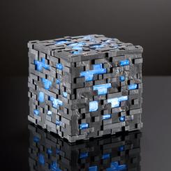 Aunque hermoso y duradero, el diamante es uno de los recursos más raros en Minecraft. Por lo general, tendrías que excavar profundamente para encontrarlo. ¡Imagina tu suerte al descubrir algo de mineral de diamante justo aquí!