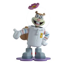 Sandy Cheeks ha llegado a Youtooz en su debut en vinilo. Con una altura de 11 cm, una enorme cúpula redonda coronada con una flor amarilla y rosa se posa sobre su cabeza para proporcionarle oxígeno, mientras una expresión alegre cruza su rostro