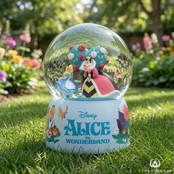 Bajo el cristal, la bola de nieve Alicia en el País de las Maravillas convierte una escena de fantasía en un pequeño teatro inmóvil. Esta bola de nieve Alicia en el País de las Maravillas Disney Showcase Collection