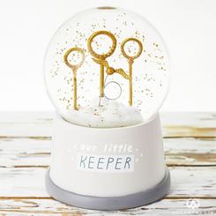 Añade un toque mágico a tu colección con esta encantadora bola de nieve de Quidditch de Harry Potter. Con una altura de 14 cm, esta pieza exquisita captura la esencia del famoso deporte de los magos