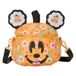 Un guiño festivo que alegra cualquier look. El bolso bandolera Pumpkin Minnie de Disney × Loungefly adopta forma de calabaza con estampado de flores y caramelos, carita aplicada al frente y orejitas 
