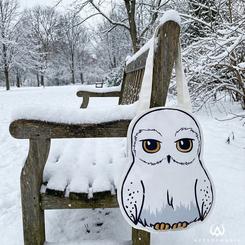 Hedwig te acompaña en cada salida con el Bolso Hedwig Harry Potter Loungefly, una tote bag con diseño icónico y acabado de gran calidad que convierte cualquier look en un guiño elegante al mundo mágico