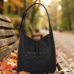 El negro integral y el emblema metálico frontal definen el aspecto del Bolso Jack Skellington Pesadilla Antes de Navidad Disney Loungelfy, un bolso inspirado en la estética de Jack Skellington.