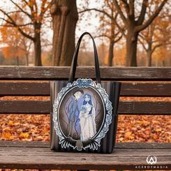 Elegancia oscura con sello de culto: el Bolso La Novia Cadáver Loungefly rinde homenaje al universo de Tim Burton con un diseño de rayas verticales y un gran marco barroco donde Victor y Emily 