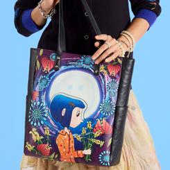Color y misterio en formato tote: la Bolsa shopping Laika Los Mundos de Coraline Loungefly convierte una escena clave en una pieza de uso diario con arte vibrante, detalles cuidados y un acabado que aguanta el trote de la ciudad.