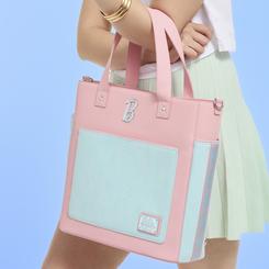 Un bolso mochila convertible de 33,02 cm de alto, 33,02 cm de ancho y 10,16 cm de fondo confeccionado en piel sintética resistente en tonos rosa pastel con paneles celestes, equipado con doble asa superior