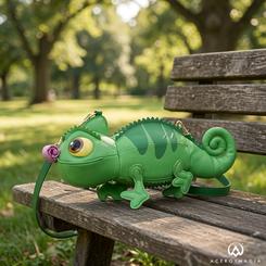El bolso bandolera Pascal Rapunzel Disney Loungefly parece haber escapado directamente de Enredados para convertirse en un accesorio con carácter propio. Su diseño tridimensional transforma al inseparable camaleón en una silueta reconocible 