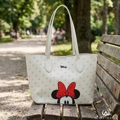 El bolso tote Bowlogue Minnie destaca por ese contraste inmediato entre fondo claro, lazo rojo y silueta reconocible. La keyword bolso tote Bowlogue Minnie encaja aquí con una pieza pensada para uso diario, pero con suficiente carácter visual