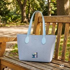 El bolso tote Tiki Stitch denim entra por los ojos antes de revelar su lado más práctico. Su azul suave, el bordado frontal y el aire tropical convierten este accesorio coleccionable en una pieza con presencia propia