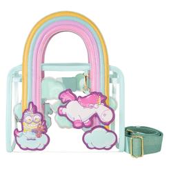Transparencia y color se funden en el bolso bandolera Fluffy Unicorn Minions Loungefly, que mide 26,04 × 12,70 × 20,32 cm y combina paneles de poliuretano transparente con detalles en relieve de nubes