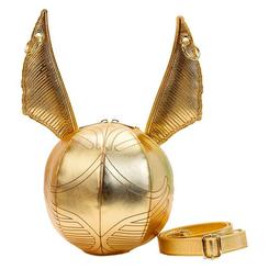 Luce el hechizo dorado del Quidditch con este Bolso bandolera Snitch dorada de Harry Potter Loungefly, una esférica pieza de 18,75 × 18,75 × 18,75 cm fabricada en resistente cuero vegano 