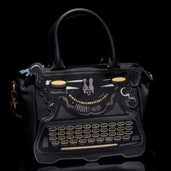 Transpórtate al misterioso mundo de Nevermore con el Bolso bandolera Typewriter Wednesday de Loungefly, un original diseño de 24,1 × 20,3 × 10,8 cm fabricado en resistente cuero vegano (poliuretano)