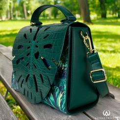 La esencia salvaje de Isla Nublar toma forma en este bolso bandolera Loungefly inspirado en el Velociraptor de Jurassic World, concebido en piel sintética de poliuretano con textura de cocodrilo que resalta cada pliegue reptiliano. 