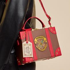 Elegante y evocador, este bolso bandolera inspirado en el equipaje del Hogwarts Express es el accesorio perfecto para quienes aprecian los detalles con historia. Con forma de baúl clásico
