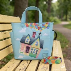 El Bolso mochila Up Disney Pixar Loungefly convierte la inolvidable casa elevada por globos en el motivo central de un accesorio de gran presencia visual. Este bolso combina el universo de Up con un formato amplio en azul claro.