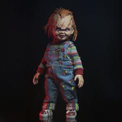 Figura de Chucky de Bride of Chucky fabricada por NECA y con aproximadamente 25,4 cm de altura. Presenta el rostro con cicatrices, pelo rojizo y su característico peto azul sobre camiseta de rayas.